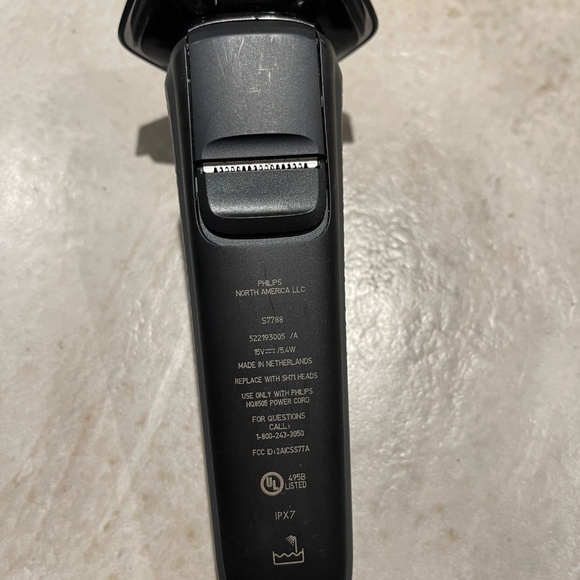 Philips Norelco Series 7000 Shaver - Picture 8 of 9